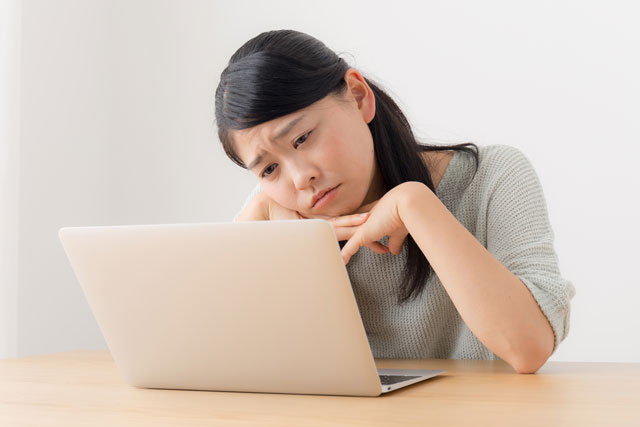 パソコンにイライラする女性
